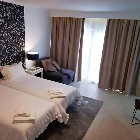 Quarto Duplo Com Kitchenette, Wc E Patio Privativo * Corroios