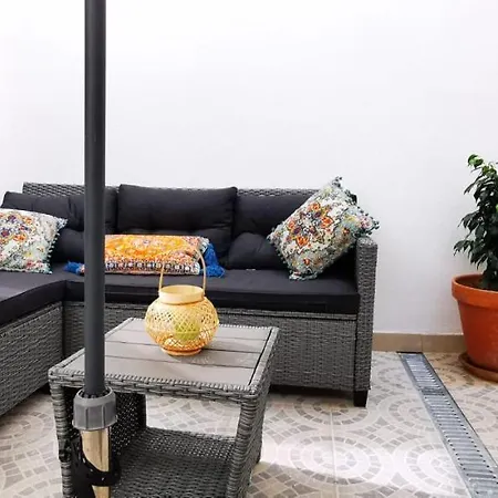 Quarto Duplo Com Kitchenette, Wc E Patio Privativo *