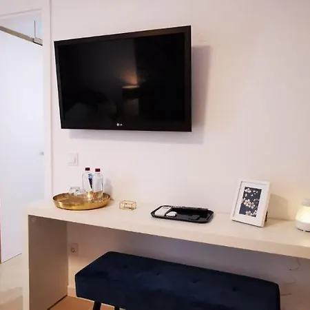 Quarto Duplo Com Kitchenette, Wc E Patio Privativo