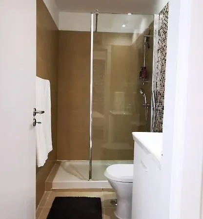 Quarto Duplo Com Kitchenette, Wc E Patio Privativo