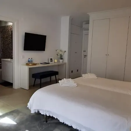 Quarto Duplo Com Kitchenette, Wc E Patio Privativo