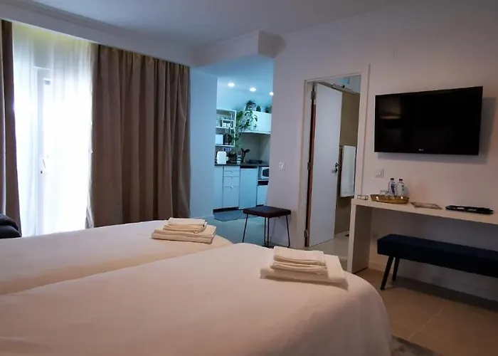 Quarto Duplo Com Kitchenette, Wc E Patio Privativo *