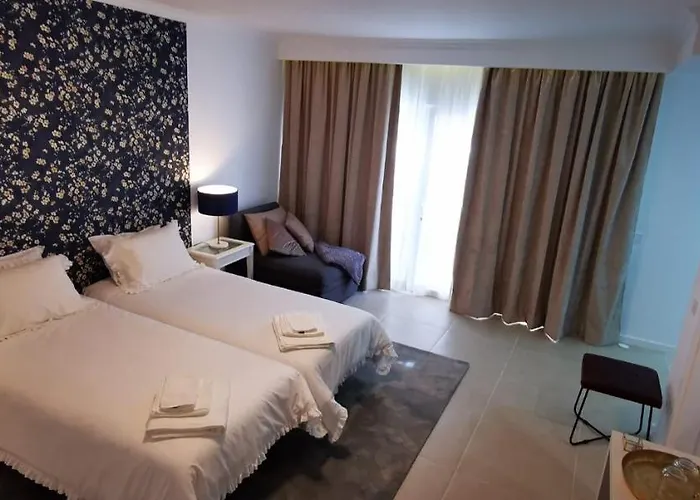 Quarto Duplo Com Kitchenette, Wc E Patio Privativo * Corroios