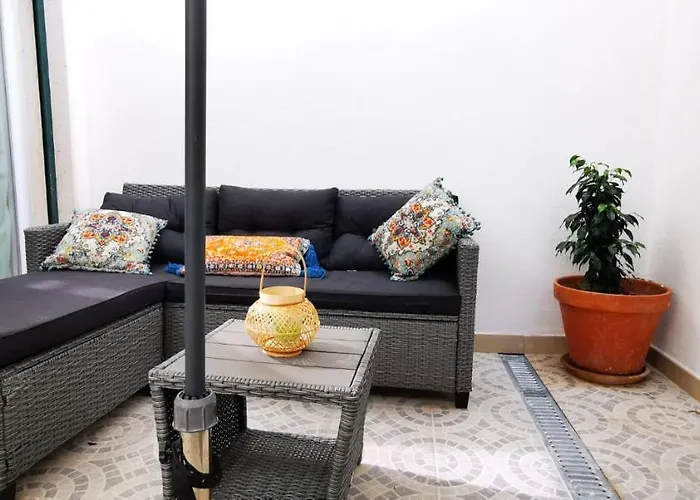 Quarto Duplo Com Kitchenette, Wc E Patio Privativo *