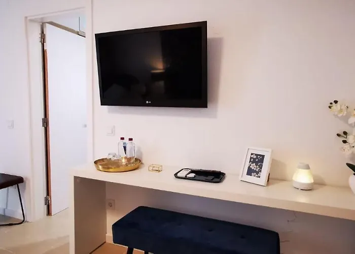 Quarto Duplo Com Kitchenette, Wc E Patio Privativo