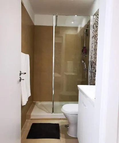 Quarto Duplo Com Kitchenette, Wc E Patio Privativo