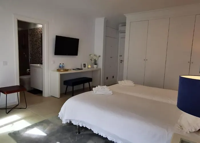 Quarto Duplo Com Kitchenette, Wc E Patio Privativo